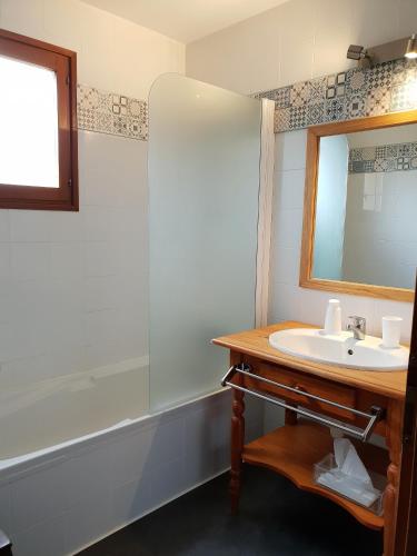 une salle de bain avec un lavabo et un miroir dans l'établissement A Casa Aperta, à Favalello