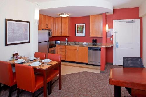 Kuchyň nebo kuchyňský kout v ubytování Residence Inn by Marriot Clearwater Downtown
