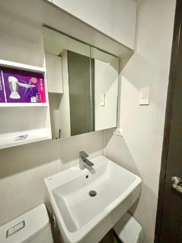 Un baño de MCM Cebu Staycation at Base Line Premier