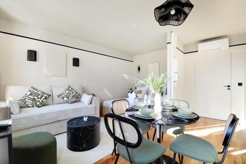 un salon avec une table et un canapé dans l'établissement La Maison Bizot 51 T1 by ecoflats, à Paris
