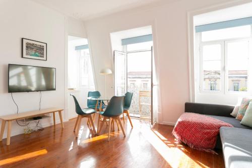 Lisbon beautiful small penthouse with air conditioner!