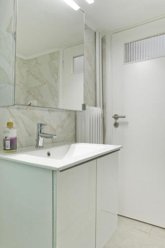 Serra Relaxing Renovated Apt by Marina & Beach