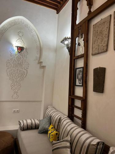 a living room with a couch and a chandelier at Riad Hanael Garden & Spa in Fès