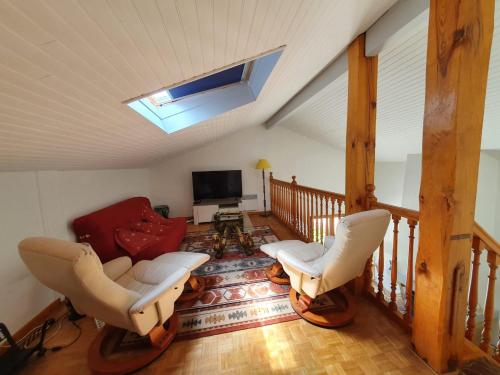 un salon avec deux chaises et une télévision dans l'établissement Pinsolle Côté Plage, à Soustons