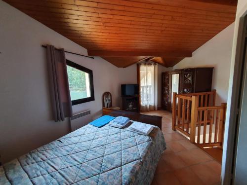 une chambre avec un lit et un plafond en bois dans l'établissement Pinsolle Côté Plage, à Soustons