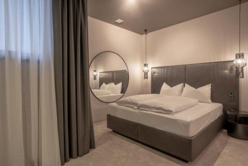 Mountain Chalet Kappl - Luxury - Near Ischgl - Panorama Mountain View - Penthouse & Chaletsにあるベッド