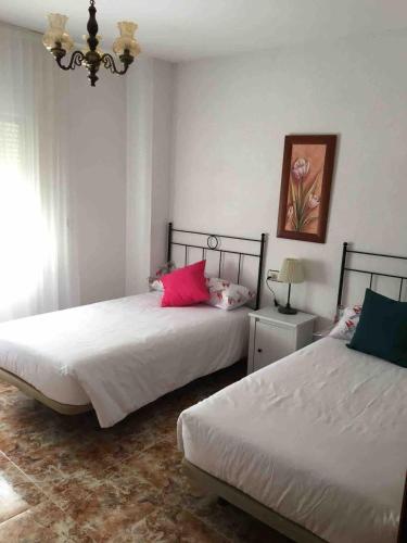 two beds sitting next to each other in a bedroom at La Cenefilla in Zuheros