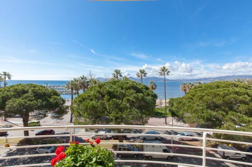 Sea View 95m Apartment with Large Terrace Cannes Croisette