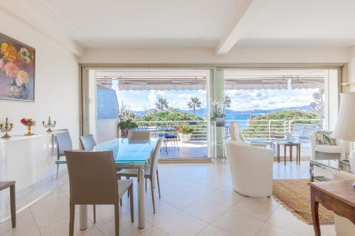 une salle à manger avec une table et une vue sur l'océan dans l'établissement Sea View 95m Apartment with Large Terrace Cannes Croisette, à Cannes