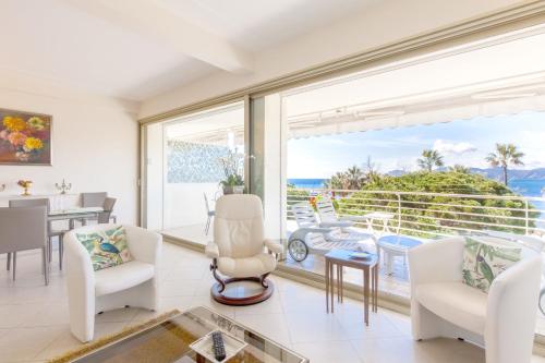 un salon avec vue sur l'océan dans l'établissement Sea View 95m Apartment with Large Terrace Cannes Croisette, à Cannes