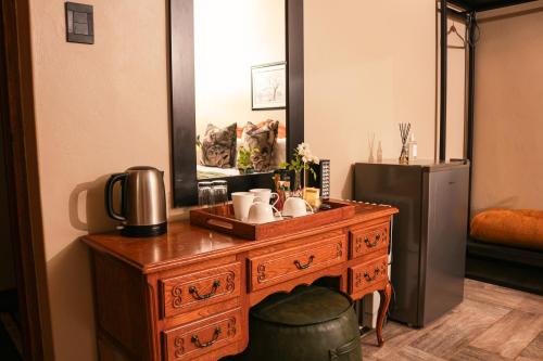 a wooden dresser with a sink in a room at Diamantvallei Landgoed in Rayton