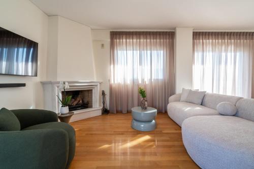 Elegant Skyline Penthouse Acropolis View 3BR 2BA