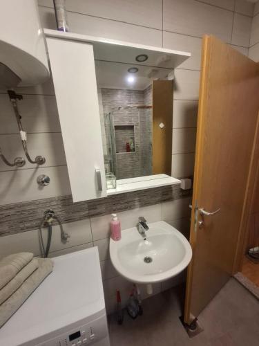 un baño con lavabo y espejo en Sun place, en Trebinje