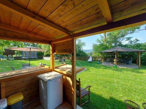a wooden pergola with a yard in the background at Casa Campomonte in Poppi