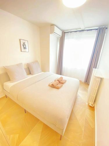 une chambre avec un lit avec deux serviettes dessus dans l'établissement 3 BR With AC- Opéra Garnier -Galeries Lafayette, à Paris