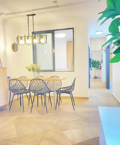 une salle à manger avec une table et des chaises dans l'établissement 3 BR With AC- Opéra Garnier -Galeries Lafayette, à Paris