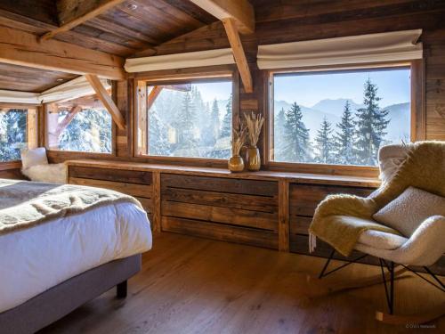une chambre avec un lit, une chaise et une fenêtre dans l'établissement Chalet Minnetonka - La Clusaz, à La Clusaz