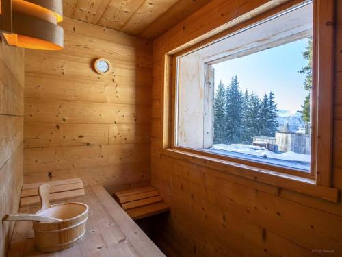 - un sauna avec une fenêtre dans une cabane en rondins dans l'établissement Chalet Minnetonka - La Clusaz, à La Clusaz