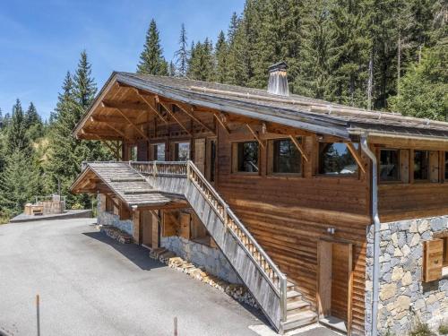 une grande cabane en rondins avec un escalier qui y mène dans l'établissement Chalet Minnetonka - La Clusaz, à La Clusaz