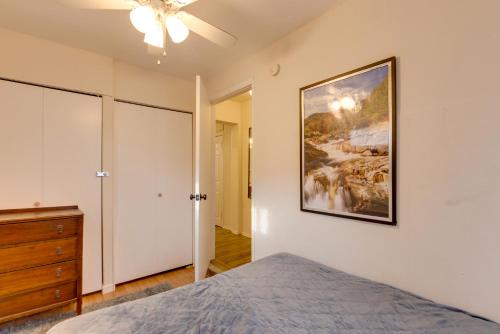Postel nebo postele na pokoji v ubytování Quiet St Louis Apt 3 Mi to Carondelet Park