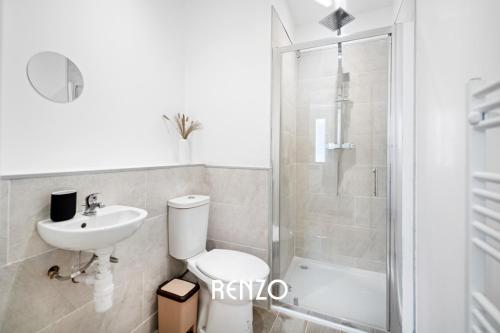a bathroom with a shower and a toilet and a sink at Bright and Modern 2-bed Home in Newark on-Trent by Renzo, Free Parking, Sleeps 5! in Newark upon Trent