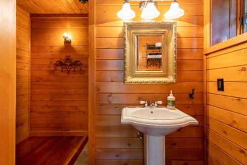 a bathroom with a sink and a mirror at Ravenwood Cabin by StayIn in Panorama