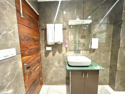 Ένα μπάνιο στο Kasauli Vista - A Luxury Resort - Swimming Pool