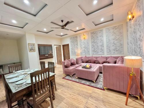 Χώρος καθιστικού στο Kasauli Vista - A Luxury Resort - Swimming Pool