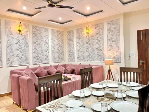 Χώρος καθιστικού στο Kasauli Vista - A Luxury Resort - Swimming Pool