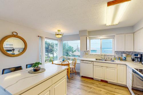 Dapur atau dapur kecil di The Money Pit Beach House