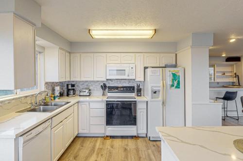 Dapur atau dapur kecil di The Money Pit Beach House