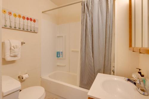 a bathroom with a tub and a toilet and a sink at 9 Mi to Downtown St Louis Apt with Fire Pit Access in Bella Villa