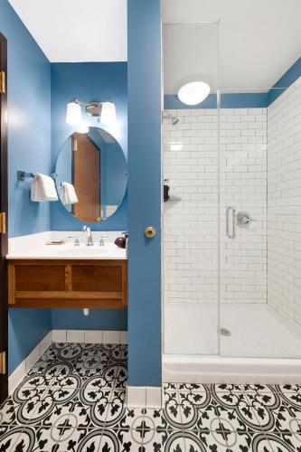 y baño con paredes azules y ducha. en Celeste of St Paul, en Saint Paul