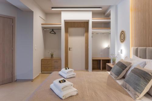Ένα ή περισσότερα κρεβάτια σε δωμάτιο στο Olive Chrysi Luxury Villa with in-room plunge pool