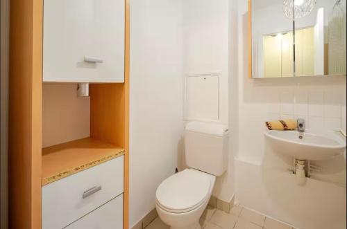 une petite salle de bain avec toilettes et lavabo dans l'établissement Paris in the center of Paris, à Paris