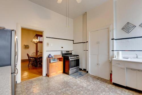 Dapur atau dapur kecil di 2 Mi to Dtwn Apartment in Saint Louis