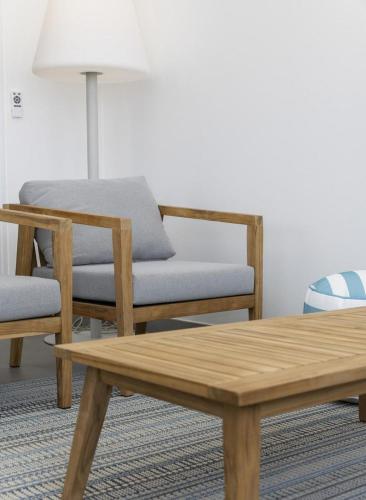 a living room with two chairs and a coffee table at Casa Blue Marlin in Kralendijk
