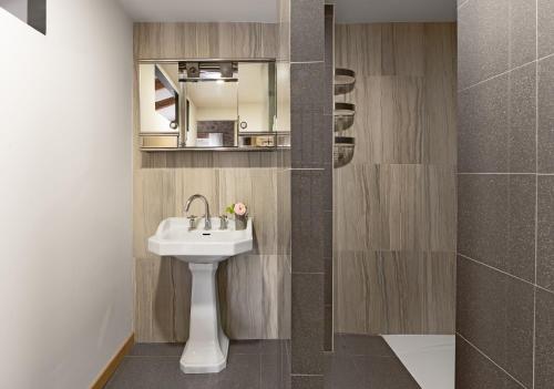 un bagno con lavandino e specchio di La Bastide de Cordes a Vindrac-Alayrac