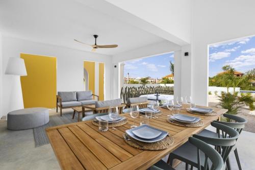 a dining room with a wooden table and chairs at Casa Mahi Mahi (begane grond) in Kralendijk