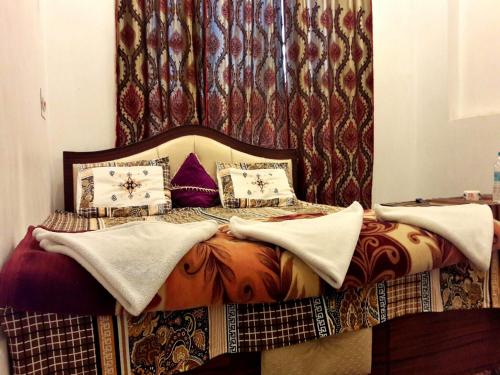 A bed or beds in a room at Hotel Fabulous Kashmir