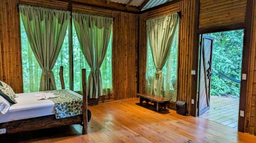 Postel nebo postele na pokoji v ubytování Danta Corcovado Lodge