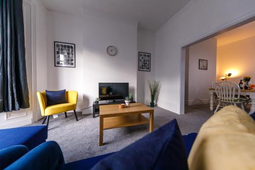 Televisyen dan/atau pusat hiburan di Huge 5 Bedroom Home - Great for Contractors