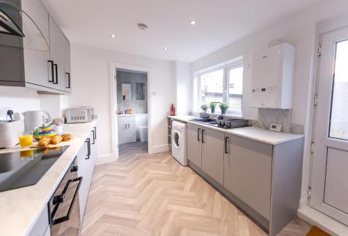 Dapur atau dapur kecil di Huge 5 Bedroom Home - Great for Contractors