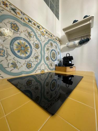 a room with a wall with a table and a mural at Les Petites Maisons in Rodi Garganico