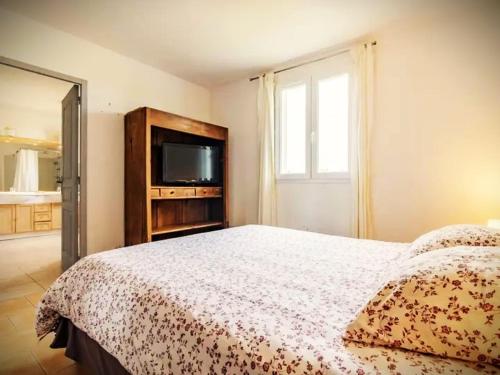 Postel nebo postele na pokoji v ubytování Gîte en Provence entre Pernes les fontaines et St Didier proche l'isle sur sorgues face Mont Ventoux Villa avec piscine