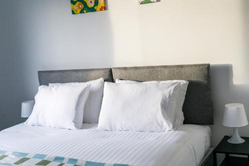 Katil atau katil-katil dalam bilik di Huge 5 Bedroom Home - Great for Contractors