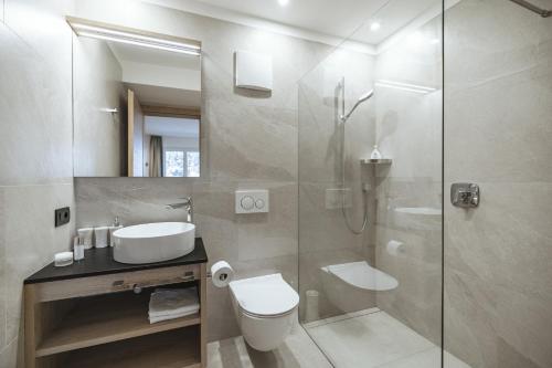 łazienka z prysznicem, toaletą i umywalką w obiekcie Apartment Villa Stefania w mieście Selva di Val Gardena