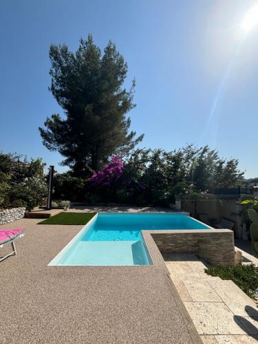 une piscine dans l'arrière-cour d'une maison dans l'établissement Villa du Parc de Vaugrenier, à Villeneuve-Loubet