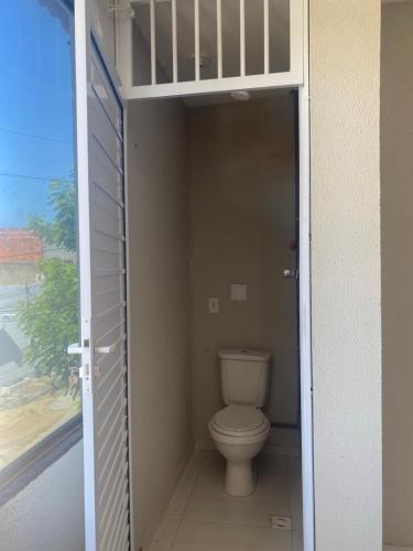 baño con aseo y litera en Ap martins, en Sobral