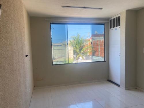 Habitación vacía con ventana grande en un edificio en Ap martins, en Sobral